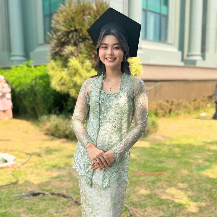 <p>Kabar bahagia itu pun disambut oleh rekan-rekan artis dan netizen yang meramaikan kolom komentar dengan ucapan selamat. “Aaaaak banggaaa. <em>Congrats</em> sayangkuuu,” tulis Kiky Saputri. “Selamat untuk kak Cesen yang cantik. Saya sangat bangga kepada kakak. Semoga ilmu pengetahuan kakak bertambah luas dan bermanfaat bagi kita semua,” tulis akun @dedemaula**. (Foto: Instagram@ceseniy)</p>