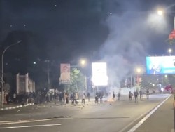 Massa Demo Blokade Jalan Depan UNM Makassar, Truk Tertahan Selama 4 Jam