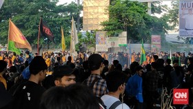 Mahasiswa di Makassar Tumpah ke Jalan Demo Kawal Putusan MK