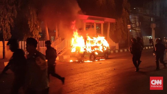 Sopir cerita detik-detik mobil pikulan alias pete-pete terbakar di tengah ricuh demo Makassar pada Senin (26/8) malam.