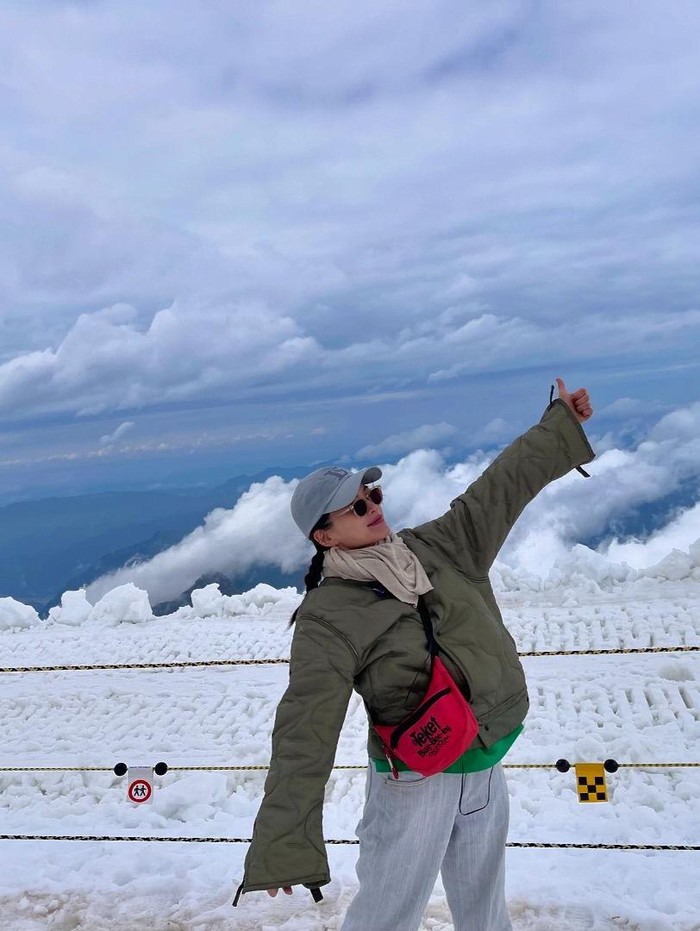 Di balik sibuknya aktivitas di dunia hiburan, ia masih menyempatkan liburan, Beauties. Salah satunya ketika ia berfoto dengan pemandangan gunung serta salju. Ia tampil sederhana dengan jaket serta celana jeans./ Foto: instagram.com/thousand_wooo