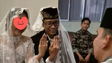 img-title Pamer Foto Cincin Kawin dengan Seorang Wanita, Doddy Sudrajat Udah Nikah?