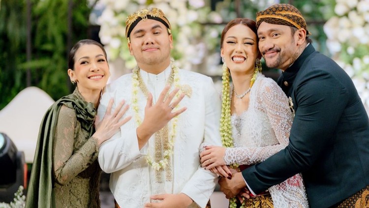 Foto Mieke Amalia di pernikahan anak Tora Sudiro