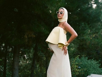 Hailey Bieber Tutup Tahun 2024 dengan Kilas Balik Kehamilan Pertamanya