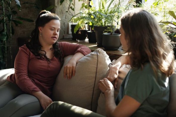 Ilustrasi dua orang sedang mengobrol /Foto: Pexels/Cliff Booth