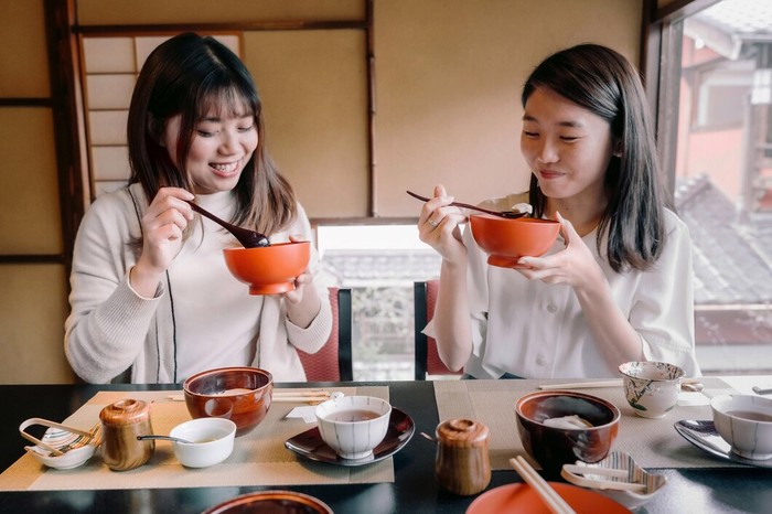 Ilustrasi orang Jepang yang sedang makan/Foto: Freepik.com/freepik