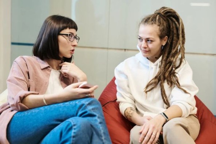 Ilustrasi orang sedang mengobrol /Foto: Pexels/fauxels