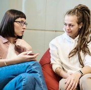 7 Cara Mengobrol dengan Orang Introvert yang Tepat dan Membuatnya Nyaman