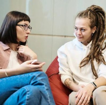 img-title 7 Cara Mengobrol dengan Orang Introvert yang Tepat dan Membuatnya Nyaman