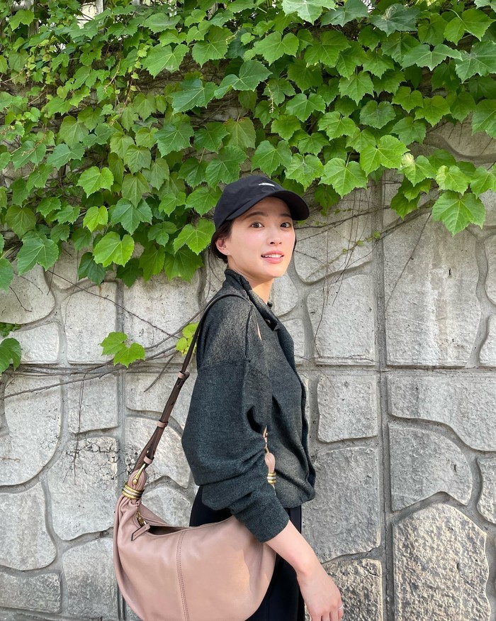 Jarang memakai perhiasan atau outfit mencolok, Woo Hee memang lebih banyak memilih pakaian sederhana. Ia juga kerap memilih setelan dengan warna netral seperti hitam./ Foto: instagram.com/thousand_wooo