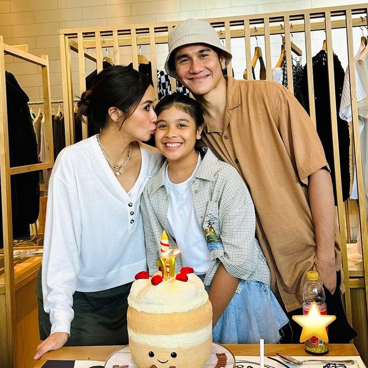 <p>Marsha Timothy melahirkan anak perempuan semata wayangnya ini pada 12 Juli 2013. Kini, Jizzy pun sudah beranjak besar dan genap berusia 11 tahun. (Foto: Instagram: @vinogbastian__)</p>