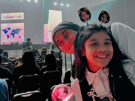 So Sweet! 7 Potret Vino G Bastian Temani Putrinya Nonton Konser K-Pop Pertama Kali