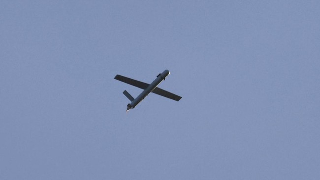 Drone-drone ganas milisi Hizbullah berhasil membobol sistem pertahanan Iron Dome dan mengenai markas IDF di Binyamina pada Minggu (13/10).
