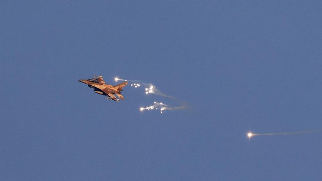 Militer Israel kembali melancarkan serangan udara yang menargetkan sebuah terowongan Hizbullah di perbatasan Suriah dan Lebanon pada Minggu (9/2).