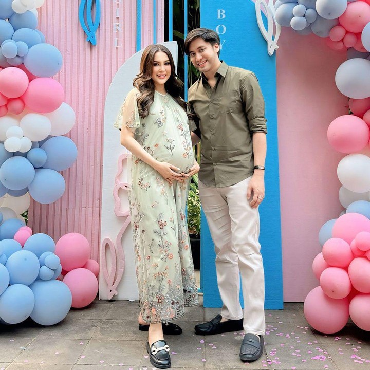 <p>Pasangan ini kemudian menggelar acara <em>gender reveal party</em> dengan dekorasi bernuansa warna pink dan biru yang mengungkapkan jenis kelamin anak mereka. (Foto: Instagram @vicymelanie)</p>