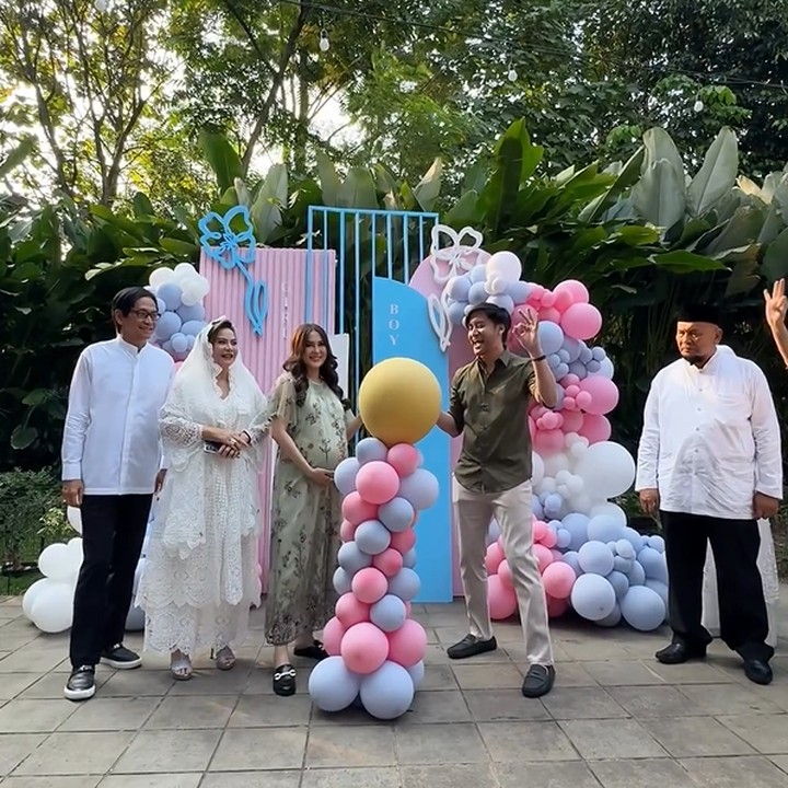 <p>Vicy Melanie, istri dari musisi Kevin Aprilio, melahirkan anak pertama mereka yang berjenis kelamin perempuan pada 5 Oktober 2024. beberapa bulan sebelum putri mereka lahir, keduanya mengadakan pesta <em>gender reveal</em>, Bunda. Acara yang dihadiri keluarga dan sahabat ini berlangsung meriah, dimulai dengan pengajian hingga pengumuman jenis kelamin bayi. Dalam pesta <em>gender reveal</em> ini, ayah Kevin, musisi Addii MS tak kuasa menahan tangis saat tahu akan memiliki cucu perempuan. (Foto: Instagram @vicymelanie)</p>