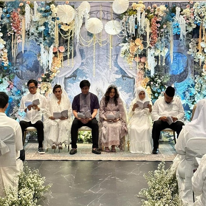 <p>Di acara tasyakuran 7 bulan, Kevin dan Vicy memanjatkan doa lewat pengajian bersama para anggota keluarga dan kerabat dekat. (Foto: Instagram @vicymelanie)</p>