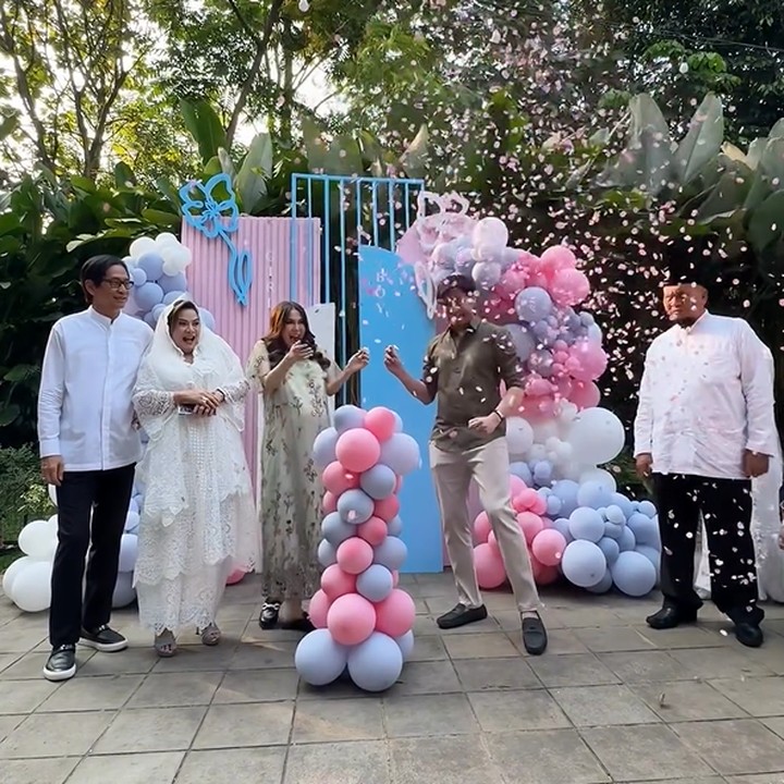 <p>Ketika balon dipecahkan, <em>confetti</em> berwarna pink tersebar di udara dan diiringi oleh sorak-sorai para tamu. Warna tersebut menandakan bahwa Vicy tengah mengandung anak perempuan, Bunda. (Foto: Instagram @vicymelanie)</p>