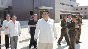 Usai Drone Bunuh Diri, Kim Jong Un Pamer Peluncur Roket Ganda Korut