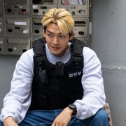 Potret Menawan Aktor Kim Woo Bin dengan Rambut Pirang di Film Terbaru Netflix 'Officer Black Belt'
