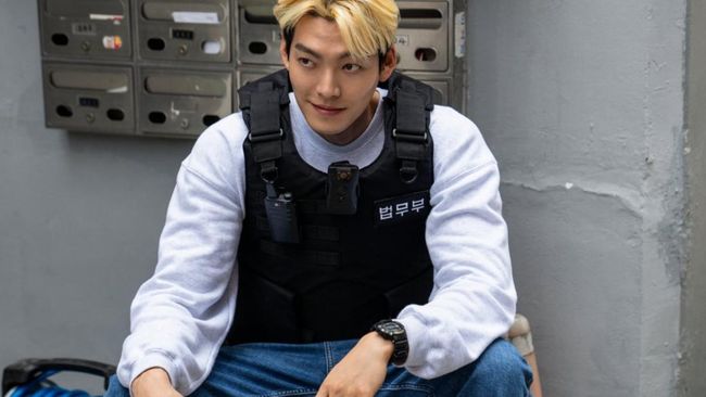 Potret Menawan Aktor Kim Woo Bin dengan Rambut Pirang di Film Terbaru Netflix Officer Black Belt