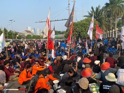 Mahasiswa Gelar Demo Depan DPR, Bakar Ban hingga Corat-coret Pagar