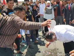 Pendemo Siram Kepala Ketua DPRD Trenggalek dengan Air Kembang