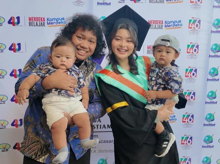 5 Potret Cesen Eks JKT48 Wisuda S1 Didampingi Suami dan Kedua Anak