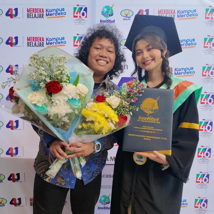<p>Sang suami, Marshel juga mendampingi Cesen yang tengah berbahagia dengan membawa buket bunga, Bunda. “Selamat atas kelulusan nyaaaaa Istri kuhhh sayaaaanggg. Keren bangettt kamuuu. Aku Bangga @ceseniy,” tulis Marshel, dikutip dari laman Instagram @marshel_widianto. (Foto: Instagram@marshel_widianto)</p>