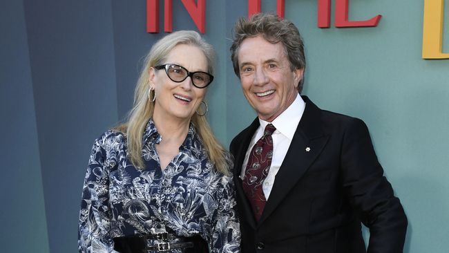 Meryl Streep dan Martin Short tepergok gandengan tangan, beberapa bulan setelah pemain serial Only Murders in the Building itu membantah rumor asmara.