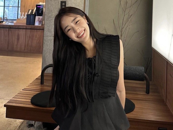 Meskipun kerap mendapat peran antagonis, di kehidupan nyata Choi Ye Bin ternyata murah senyum, lho!/ foto: instagram.com/yebin__