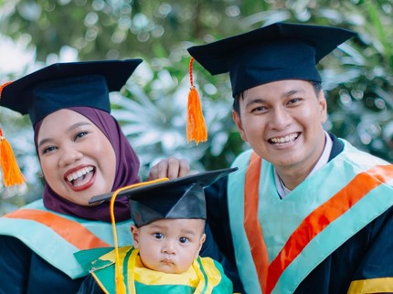Cerita Mumuk Gomez Lulus S2 Bareng Suami, Begadang Kerjakan Tesis Sambil Momong Bayi