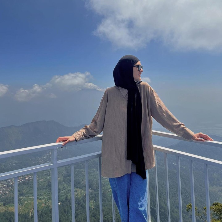 <p>Gaya Paula dengan <em>blouse</em> bernuansa<em> earthy tone</em> dan <em>baggy jeans</em> membuatnya terlihat awet muda, ya? Ia tetap konsisten denggan pemakaian hijab pashmina. Kali ini ia memilih warna hitam untuk hijabnya. (Foto: Instagram @paula_verhoeven)</p>