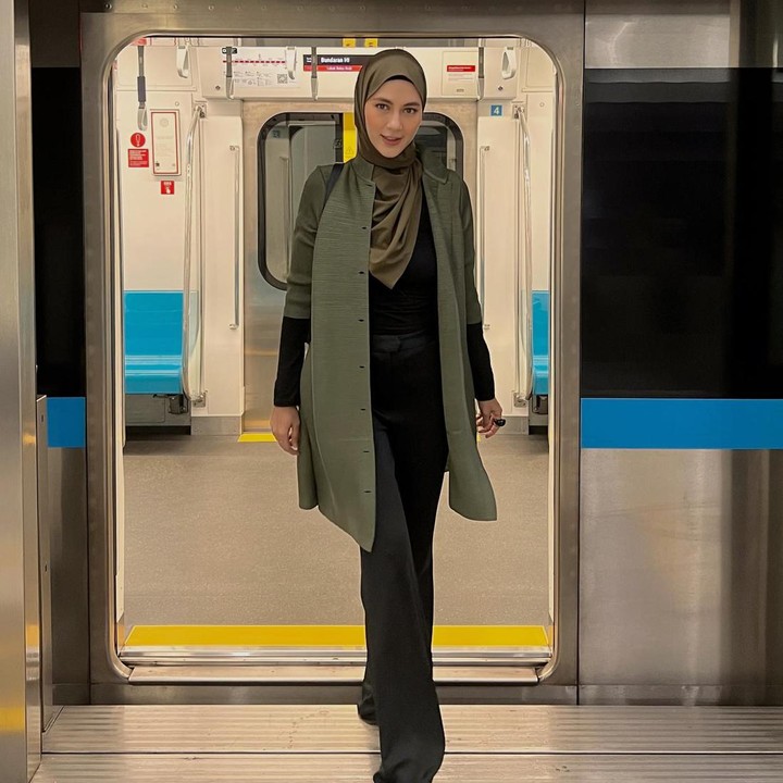 <p>Ketika jalan-jalan naik kendaraan umum, Paula memamerkan gayanya dengan memakai <em>long outer</em> dan <em>loose pants.</em> Penampilannya disempurnakan dengan hijab pashmina warna hijau <em>olive.</em> (Foto: Instagram @paula_verhoeven)</p>