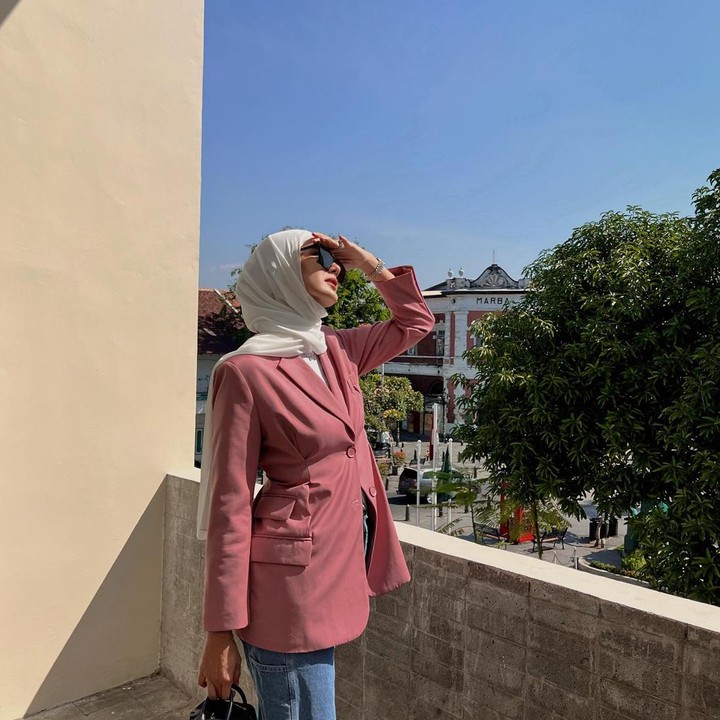 <p>Tak kalah kece, Paula Verhoeven tampil memesona dalam balutan <em>blazer</em> warna <em>dusty pink</em> yang dipadukan bersama celana jins. Ia juga memakai pashmina putih dan kacamata hitam. (Foto: Instagram @paula_verhoeven)</p>