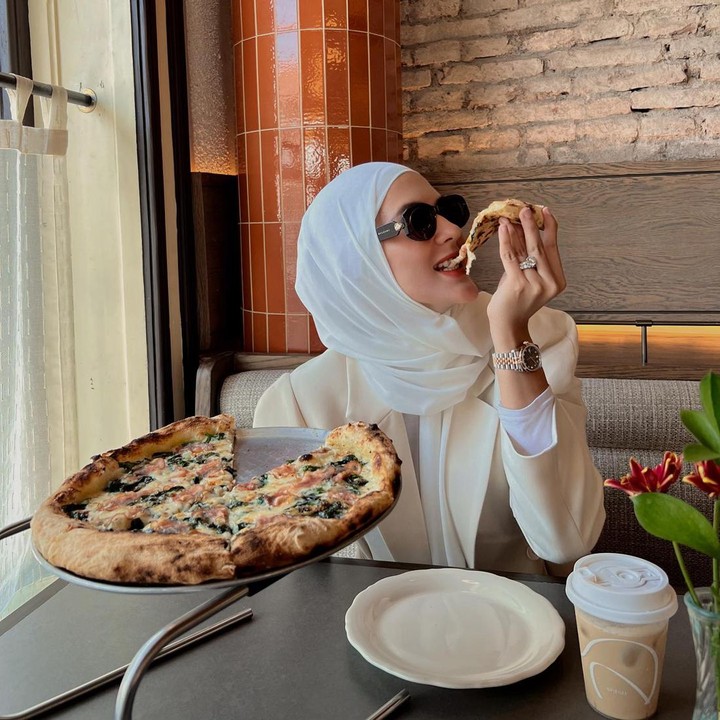 <p>Paula Verhoeven kini menjalani peran sebagai Bunda dua anak. Di luar kesibukan mengasuh Si Kecil, perempuan berusia 36 tahun ini selalu tampil <em>stylish,</em> lho. (Foto: Instagram @paula_verhoeven)</p>