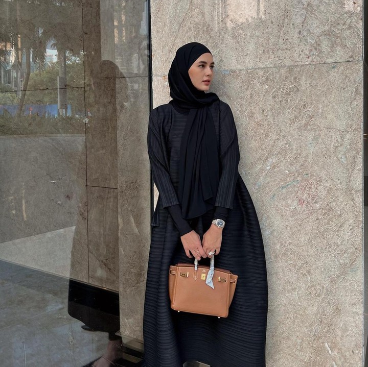 <p>Tengok saja penampilan Paula saat mengenakan busana serba hitam. Ia memakai dress bersiluet<em> A-line</em> yang dipadukan bersama dengan pashmina berwarna senada. Ia juga menenteng sebuah tas berwarna cokelat. (Foto: Instagram @paula_verhoeven)</p>