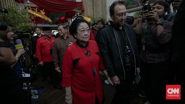 Ketua DPP PDIP Bidang Kehormatan Partai, Komaruddin Watubun meminta publik menunggu untuk pertemuan antara Megawati Sukarnoputri dengan Prabowo Subianto.