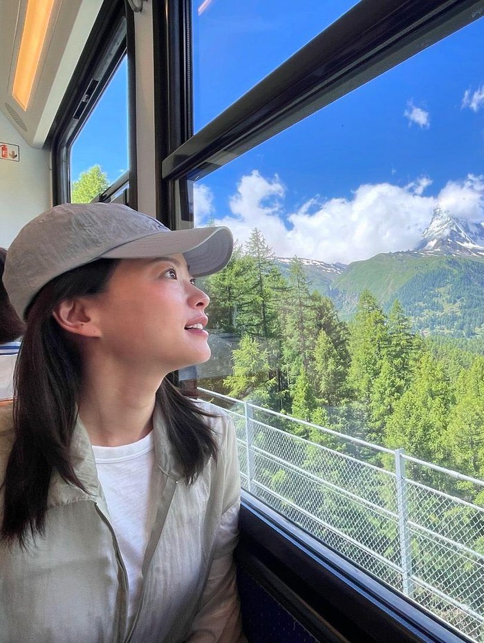 Perjalanan kali ini ia habiskan bersama ibu dan adiknya untuk berkeliling Jepang sembari berburu kuliner. Ia terlihat menawan dengan style simple./ Foto: instagram.com/thousand_wooo