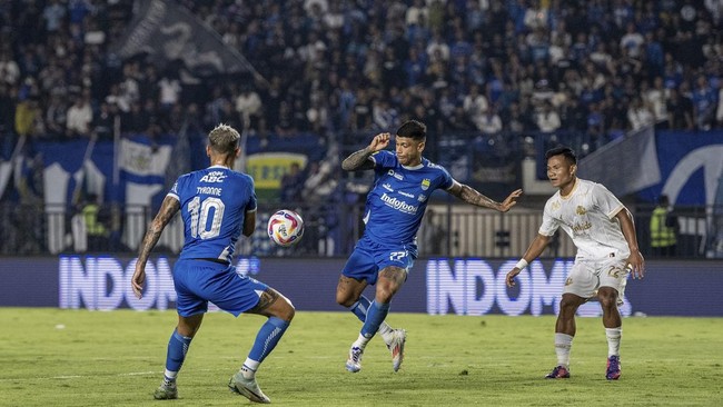 Penyerang Persib Bandung Ciro Alves tampak siap menghadapi pertandingan akbar Liga 1 melawan Persija Jakarta, Senin (23/9) sore.