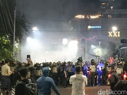 Demo di Semarang Chaos! Polisi Tembakkan Gas Air Mata, Massa Kocar-kacir