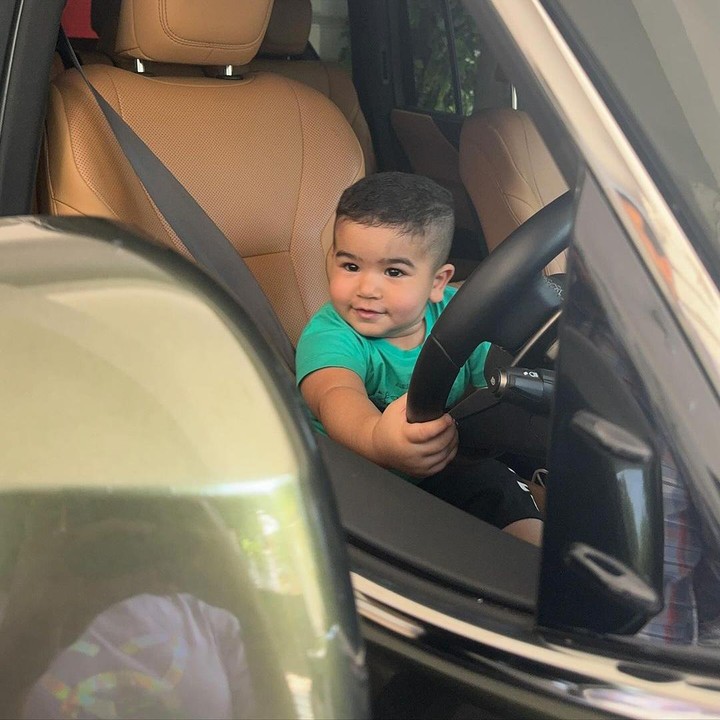 <p>Sejak lahir, Isa sudah menarik perhatian netizen, Bunda. Meski wajahnya sempat disembunyikan, kini para netizen sudah bisa melihat wajah tampan Isa. (Foto: Instagram: @tasyafarasya)</p>
