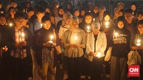 Ratusan Mahasiswa dan Dosen UGM Aksi Nyalakan Lilin Darurat Demokrasi