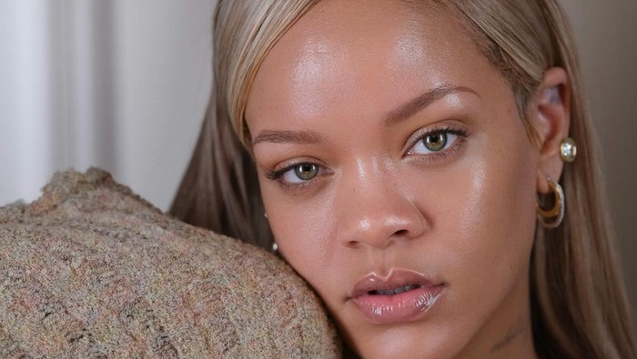 Rihanna tampil tanpa makeup untuk promosi produk skincare.