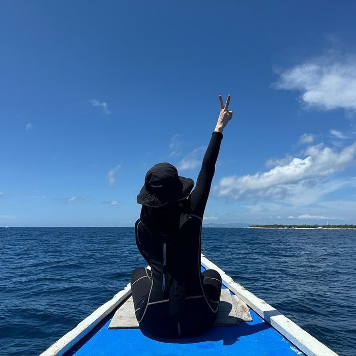 Seperti artis Korea lain, Woo Hee juga memfavoritkan destinasi liburan di Asia Tenggara. Ia sempat berlibur di Filipina dan menikmati pemandangan laut di atas kapal./ Foto: instagram.com/thousand_wooo