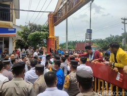 Demo Mahasiswa di Asahan Masih Berlanjut, Polisi Tembakan Water Canon