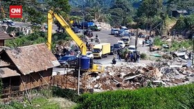 VIDEO: Petugas Gusur Warung Dan Bangunan Tanpa Ijin Di Kawasan Puncak