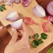 Ampuh Banget! Sontek 6 Cara Potong Bawang Tanpa Bikin Berlinang Air Mata