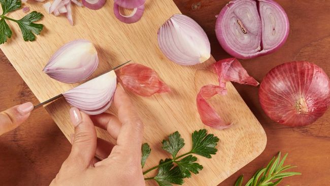 Ampuh Banget! Sontek 6 Cara Potong Bawang Tanpa Bikin Berlinang Air Mata