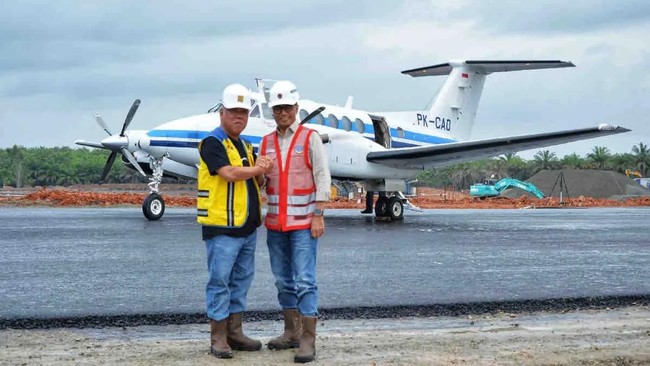 Menteri PUPR Basuki Hadimuljono mengungkap testimoni pilot nan mendarat perdana di IKN memuji kualitas aspalnya bagus.